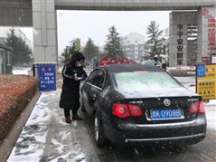 藍(lán)海投資孫建峰同事海泰莊園卡點(diǎn)認(rèn)真記錄車(chē)輛及人員信息.jpg